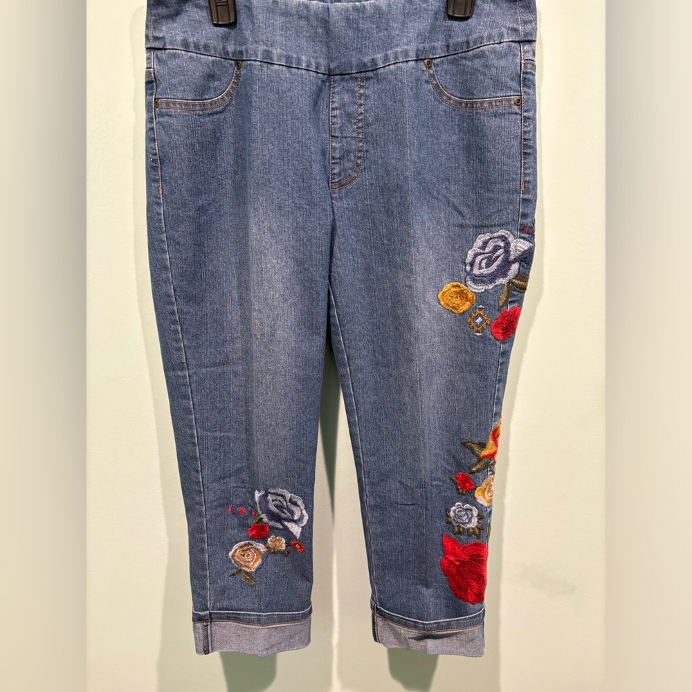 Multiples brand NWOT slip on wide leg jeans with embroidery.